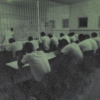 A cela de aula: quando a escola é extensão da pena